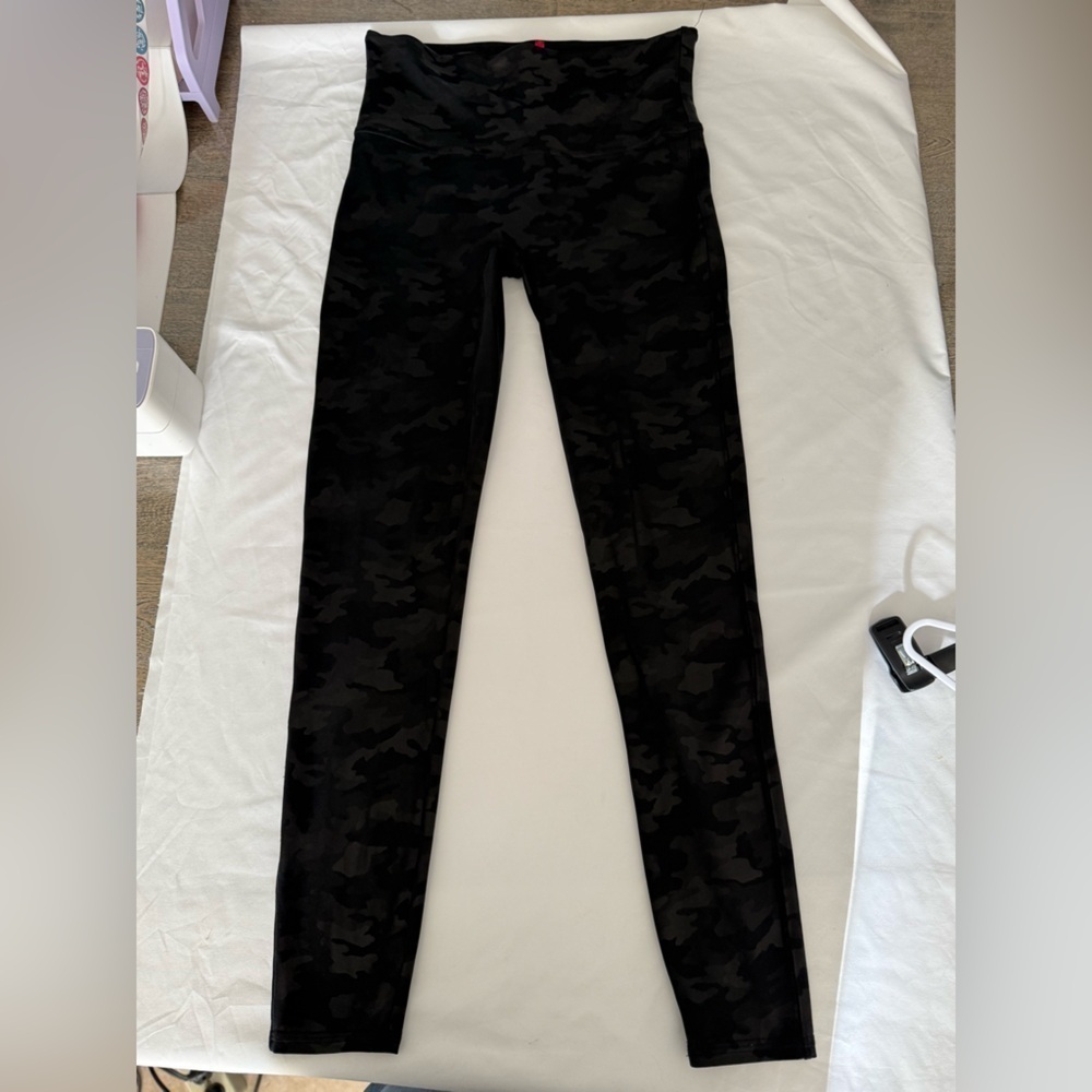 SPANX Faux Leather Camo Leggings Matte Black Camo Size Large - Picture 12 of 14